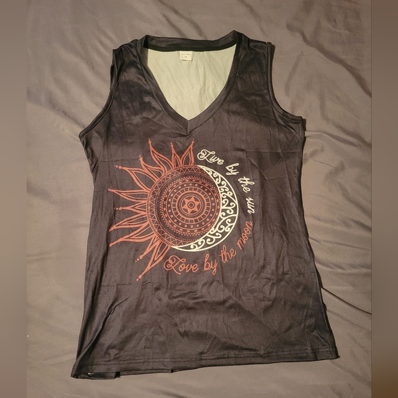 🟣Vneck tank top - Picture 2 of 3